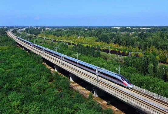 火車開在鐵軌上行駛描述已自動生成