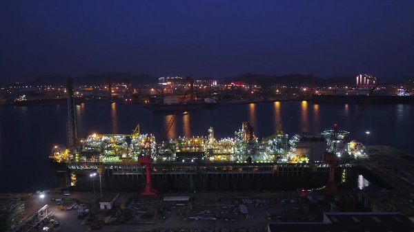 這是舾裝碼頭夜景。王成巖 攝