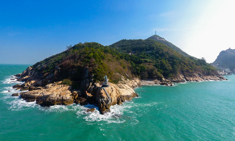 2018年新年鐘聲敲響之際，南方電網(wǎng)廣東珠海供電局再度為粵港澳大灣區(qū)建設(shè)獻(xiàn)上一份“厚禮”，繼大萬(wàn)山島微電網(wǎng)項(xiàng)目之后，位于珠海的擔(dān)桿島微電網(wǎng)一期項(xiàng)目近日建成投產(chǎn)，成為廣東首個(gè)獨(dú)立型海島微電網(wǎng)項(xiàng)目。