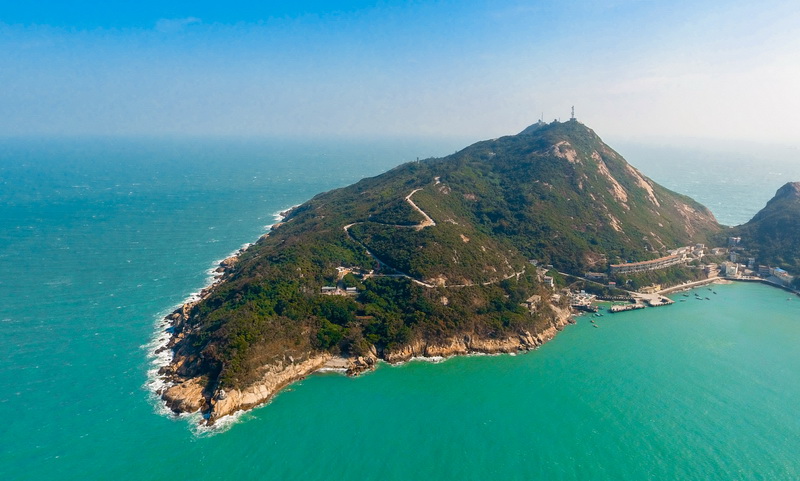 海擔(dān)桿島四面環(huán)海，不少供電線路在懸崖邊修筑。