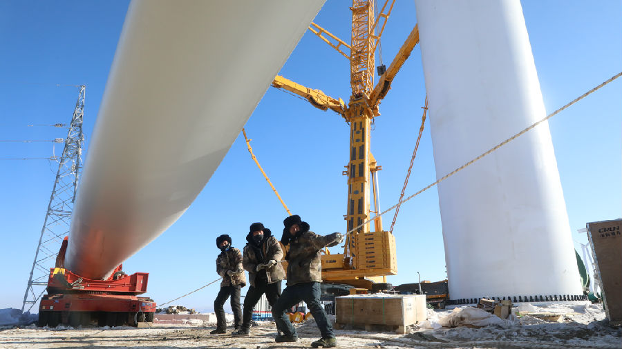 應(yīng)縣梨樹坪50MW風(fēng)電項(xiàng)目施工現(xiàn)場(chǎng)山勢(shì)陡峭，植被稀少，屬于典型的復(fù)雜山地風(fēng)電場(chǎng)。風(fēng)電場(chǎng)規(guī)劃裝機(jī)容量50MW，擬安裝11臺(tái)單機(jī)容量為4000KW的風(fēng)力發(fā)電機(jī)組、2臺(tái)單機(jī)容量為3000KW的風(fēng)力發(fā)電機(jī)組，輪轂高度100M，風(fēng)機(jī)葉片直徑156M，配套建設(shè)110kV升壓站1座。圖為項(xiàng)目現(xiàn)場(chǎng)。