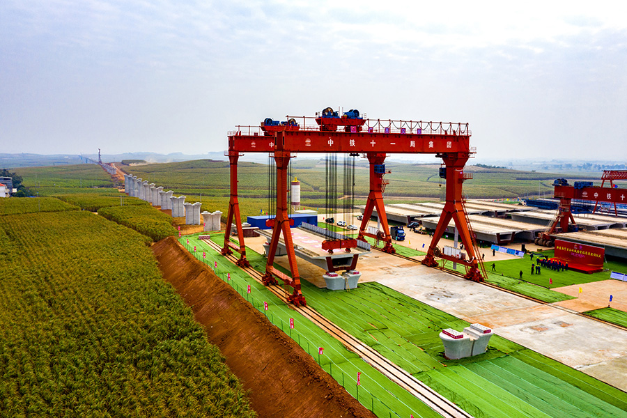 南玉鐵路建成通車后，將結(jié)束廣西最大僑鄉(xiāng)—玉林市沒有高速鐵路的歷史，也將成為桂東城市群和北部灣城市群通向珠三角最便捷的通道，南寧至玉林行程由2小時05分縮短至33分鐘，為加快廣西全面對接融入粵港澳大灣區(qū)建設，構建“南向、北聯(lián)、東融、西合”開放新格局邁出關鍵步伐。圖為廣西首條自主投資時速350公里高速鐵路開始架梁。（金偉 攝）