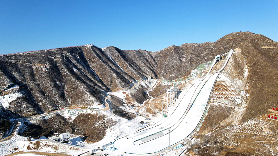 近日，隨著跳臺滑雪和北歐兩項國家集訓隊順利進駐開展訓練，由中國鐵建所屬中鐵十六局承建的2022年北京冬奧會三大國家級冰雪運動訓練基地之一——河北淶源國家高山跳臺滑雪訓練科研基地一期項目正式投入使用。圖為跳臺造雪完成。