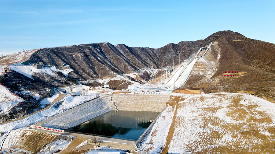 該基地是世界規劃最大的跳臺滑雪場館群，并同步建設世界級別最高、國內唯一的高科技訓練風洞，規劃占地51.8公頃，計劃分3期建設。其中一期項目包含賽道、水平風洞實驗室、造雪系統、纜車系統、場地道路、市政工程6個子工程。圖為蓄水池。