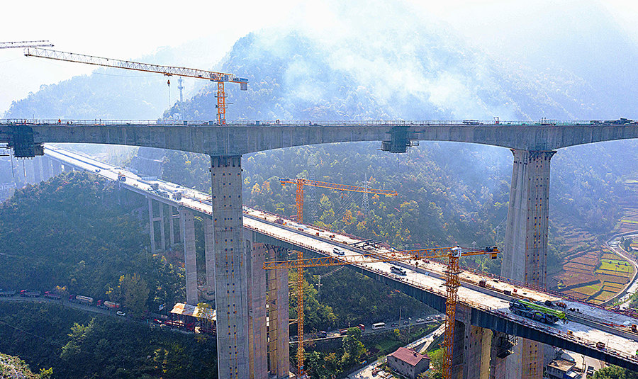大橋的成功合龍，標志著全線第一高橋建設取得關鍵性勝利，也為鄭萬高鐵橋隧相連最重要“一環”畫上圓滿句號。圖為大橋邊跨合龍段。（張慧 攝）