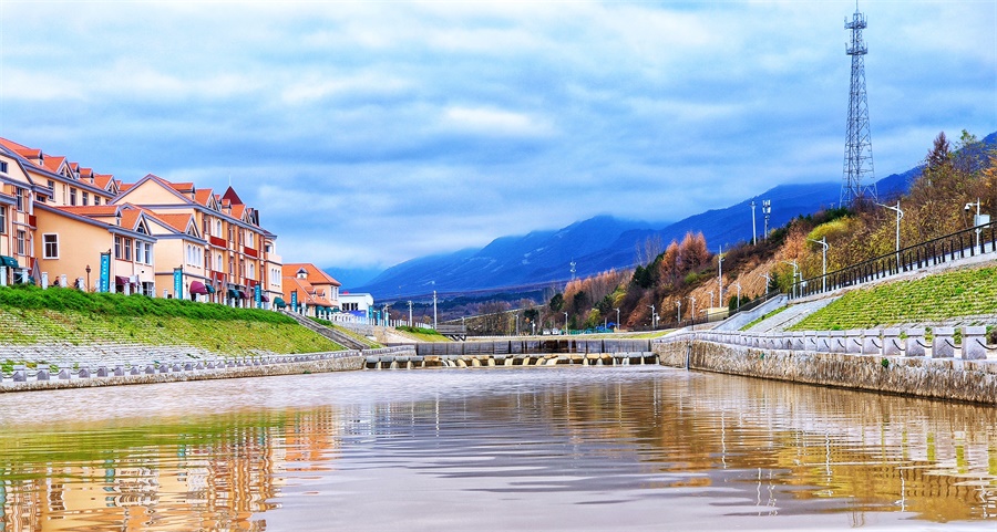 該項目建成后將為秦嶺生態保護及陜西太白打造5A級全域景區提供有力支撐。圖為治理完成后的虢川河河道及沿線景觀。（師華鵬 攝）