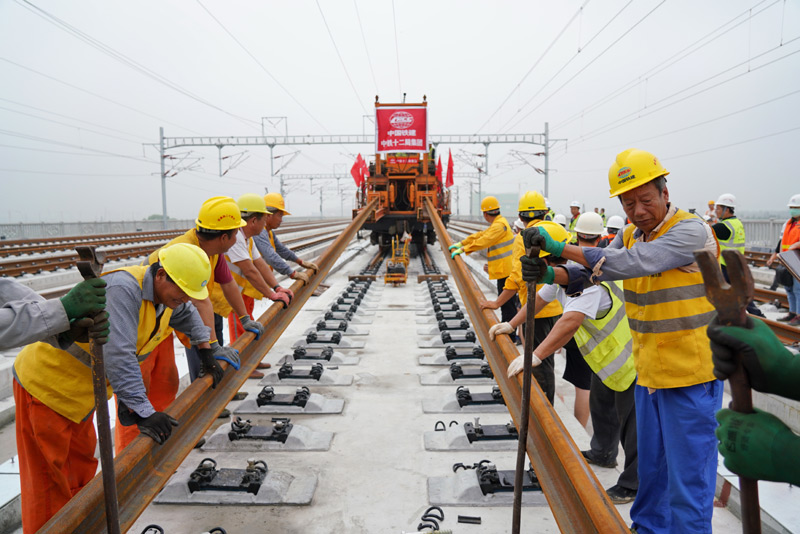 圖為8月17日，中鐵十二局工人在進行鋪軌作業。（新華社記者 牟宇 攝）