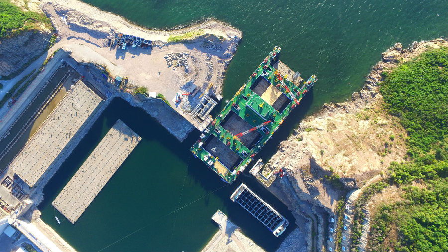 本次浮運安裝是世界首艘沉管運安一體船，“一航津安1”首次實施165米的標(biāo)準(zhǔn)管節(jié)浮運安裝作業(yè)，將我國沉管隧道施工能力提升到新高度，再度填補(bǔ)世界沉管隧道施工空白。圖為施工現(xiàn)場。