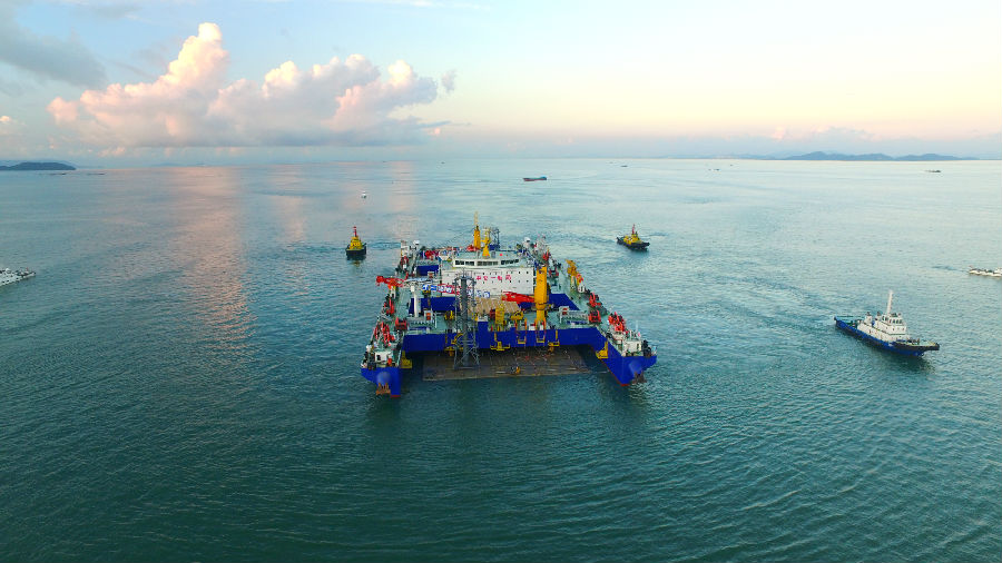 受系泊錨漂影響，一體船需在距對接端50米處進(jìn)行180度轉(zhuǎn)向，首次船艉對接無經(jīng)驗可參考。圖為施工現(xiàn)場。