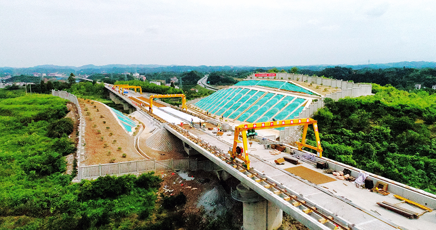 張吉懷鐵路采用無(wú)砟軌道系統(tǒng)，相比于傳統(tǒng)的有砟軌道，更能為列車(chē)高速平穩(wěn)提供安全行駛條件。施工中，技術(shù)人員對(duì)軌道板施工進(jìn)行嚴(yán)格的質(zhì)量控制，每一道工序達(dá)到技術(shù)設(shè)計(jì)要求，確保工程質(zhì)量。圖為建設(shè)中的麻陽(yáng)西高鐵站。