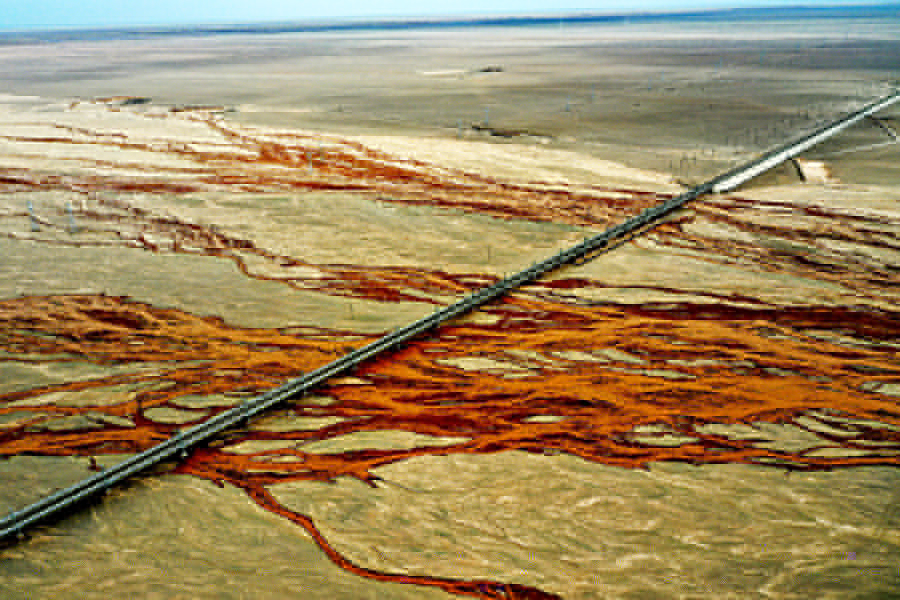 格庫鐵路起自青海省格爾木市，沿昆侖山北麓、柴達木盆地南緣西行，進入新疆境內，穿越阿爾金山，經新疆若羌縣、尉犁縣，到達庫爾勒市，全長約1213.7公里，其中，新疆境內長度為708公里。圖為格庫鐵路那林格勒大橋。