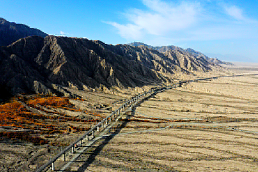 格庫鐵路通車運營后，格爾木到庫爾勒將由原先的26個小時縮短至12個小時左右，將成為繼蘭新鐵路和哈額鐵路之后的新疆第三條進出疆鐵路大通道，進一步完善我國西部鐵路網結構，提升南疆鐵路運能，增強新疆鐵路東聯能力，不僅進出疆物流將有很大改善，更將進一步促進新疆與內地的交流，助推西部地區經濟更好發展。圖為格庫鐵路歡喜泉大橋。
