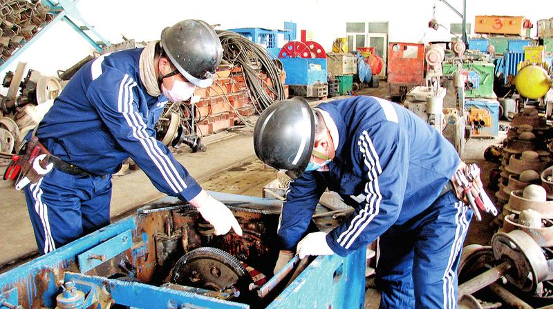 7月以來(lái)，國(guó)家能源集團(tuán)平莊煤業(yè)風(fēng)水溝礦運(yùn)輸區(qū)采用一對(duì)一“師帶徒”模式，通過(guò)手把手、現(xiàn)場(chǎng)小課堂等方式，提升員工素質(zhì)和技能，在各自崗位上勇拼搏、創(chuàng)佳績(jī)。圖為7月16日，該區(qū)電機(jī)車維修工首席技師現(xiàn)場(chǎng)講解機(jī)車拆解步驟及原理。（王樹(shù)成 石蒙 攝）