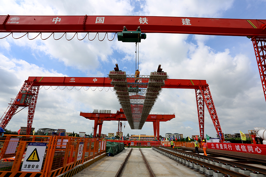 圖為首節軌排起吊。（彭特 攝）