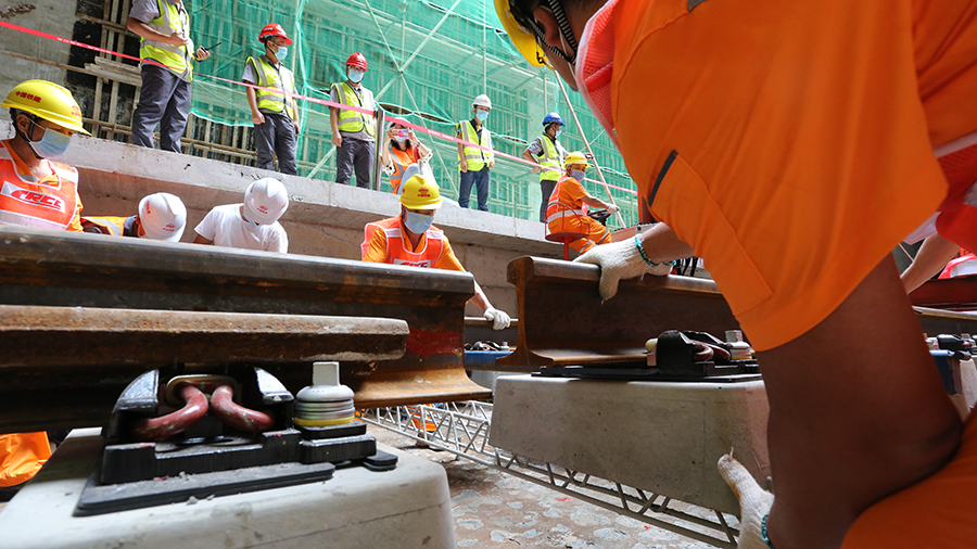 圖為首節軌排鋪設到位。