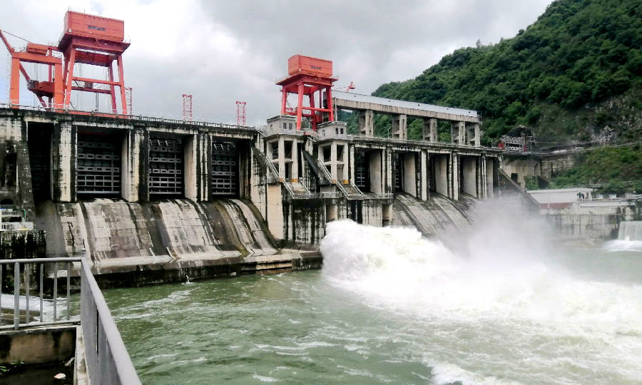 自7月5日湖北防汛應急響應級別提升至Ⅲ級以來，國家能源集團湖北公司統籌做好疫情防控和防汛救災，堅持預防預備和應急處置相結合，將汛限水位被動觸發(fā)泄洪轉變?yōu)楦鶕硭疁y算結果，提高洪水管理的主動性與預見性，全面進入防大汛、抗大洪、搶大險工作狀態(tài)。圖為國家能源集團南河水力發(fā)電廠泄洪。