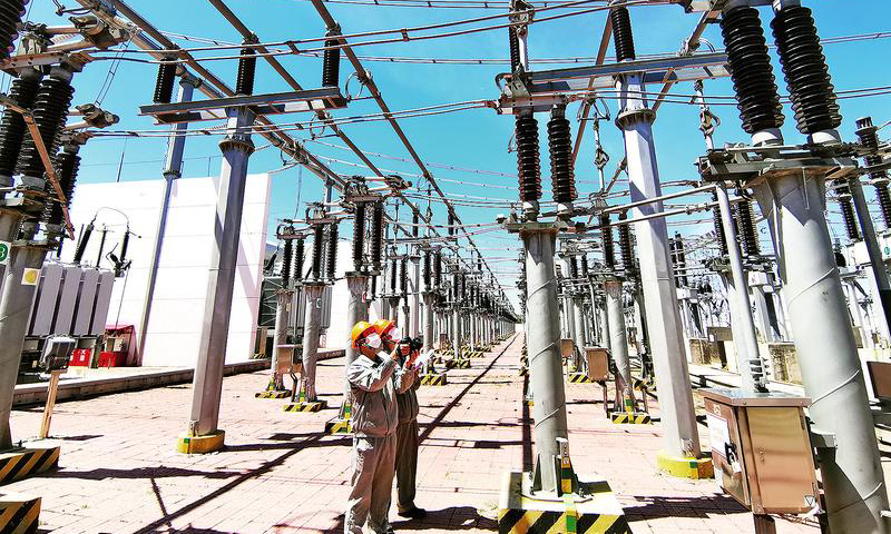 近期，氣溫不斷攀升，國家能源集團一線員工不畏高溫酷暑堅守崗位，全力做好迎峰度夏設備檢修工作。國家能源集團龍源電力遼寧龍康變電站出口負荷持續(xù)攀升，該變電站組織職工實時對變電設備進行測溫巡檢工作，發(fā)現發(fā)熱點和異常現象及時整改，確保設備安全運行。圖為7月3日，運檢人員對電氣設備進行接點測溫。
