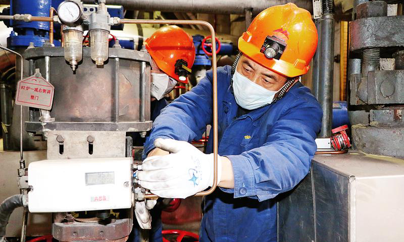 國家能源集團準能矸電強化發(fā)電機組巡視和治理維護，認真落實避雷器、事故按鈕、電氣熱工測點等戶外設備防雨、防潮、防雷擊措施，為安全迎峰度夏做足準備。圖為6月22日，國家能源集團河北衡豐公司汽機專業(yè)技術人員細心查看循環(huán)水升壓泵機械密封工作情況。