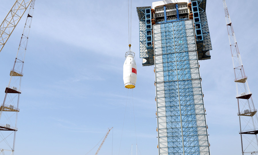 高分辨率多模綜合成像衛星是我國首顆民用分辨率達到亞米級、同時具有多種敏捷成像模式的光學遙感衛星，將主要用于獲取我國國土及周邊區域高分辨率圖像。衛星主要服務于自然資源、減災與應急、農業農村、生態環境、住建、林業和草原等行業，將打破目前國際商業遙感衛星公司對于亞米級分辨率遙感圖像市場的壟斷局面。圖為吊裝星罩組合體。（鞠明君 攝）