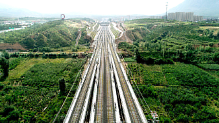 自5月中旬開始，中鐵二十局200多名參建者圍繞“抗疫情保節(jié)點(diǎn)、擔(dān)使命保精品”主題吹響了“大干60天，完成綠植補(bǔ)強(qiáng)、臨時(shí)工程整治等施工任務(wù)”的號角。圖為戴家營1號大橋完工后的臨邊綠植場景。（曲志忠 攝）