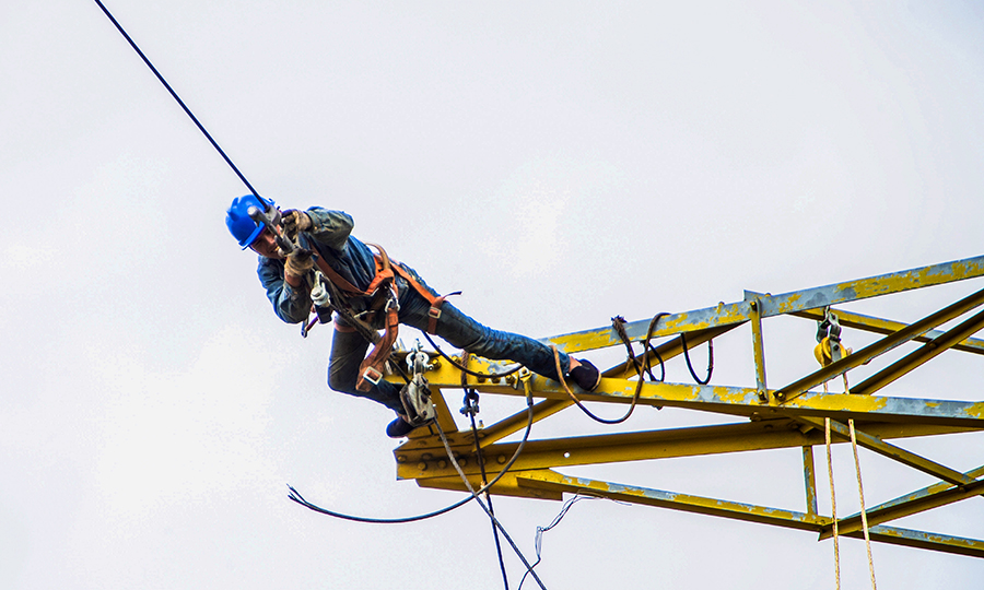 濟萊高鐵通車后，有利于加強省會城市群經濟圈與京津冀、長三角等地區的互聯互通，對促進山東經濟社會發展具有重大的現實意義和深遠的歷史意義。圖為鐵塔頂上的施工工人。（范成濤 攝）
