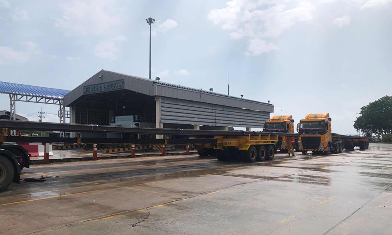 5月15日，中國(guó)鐵物軌道集團(tuán)從天津港發(fā)運(yùn)的8147噸鋼軌運(yùn)抵泰國(guó)是拉差港中轉(zhuǎn)。目前，這批鋼軌通過(guò)陸運(yùn)方式運(yùn)至老撾萬(wàn)象鋪軌基地。圖為鋼軌在泰國(guó)是拉差港轉(zhuǎn)運(yùn)。