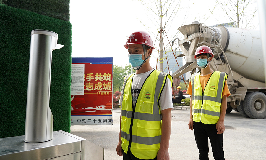 此外，該設(shè)備還可用于安防監(jiān)控。人員進(jìn)入攝像機(jī)布控范圍后，平臺(tái)除了會(huì)對(duì)人員身份進(jìn)行識(shí)別外，還具有事中監(jiān)督、事后查證、視頻回溯等功能，實(shí)現(xiàn)24小時(shí)全天候動(dòng)態(tài)監(jiān)管。圖為作業(yè)人員排隊(duì)“刷臉”。（王云海 攝）