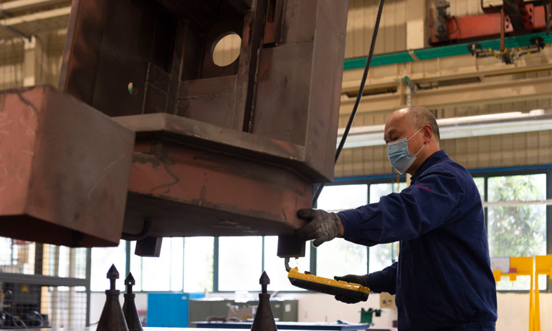 4月3日，工人在位于湖北襄陽的江山重工生產車間工作。新華社發（謝劍飛 攝）