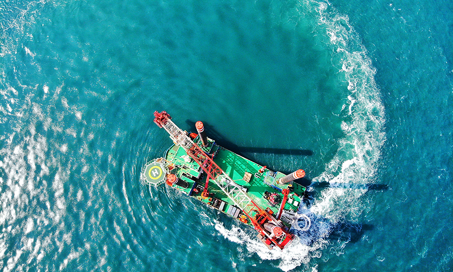 近日，中國鐵建港航局船舶公司“鐵建風(fēng)電01”風(fēng)電安裝船從江蘇啟東解纜離泊，歷經(jīng)7天的航行，安全抵達(dá)陽江二號錨地，順利完成首航，實(shí)現(xiàn)人機(jī)磨合，成功檢驗(yàn)了船舶綜合性能。圖為進(jìn)行大回轉(zhuǎn)試驗(yàn)。