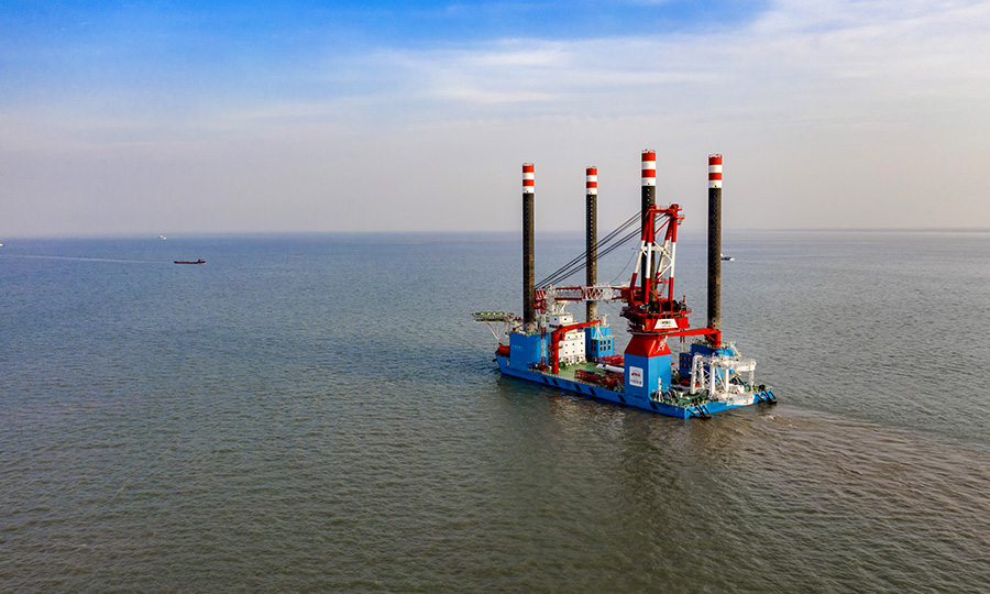 據(jù)介紹，本次風(fēng)電安裝船負(fù)責(zé)的是15臺5.5MW風(fēng)機(jī)的海上分體安裝施工，包括四節(jié)塔筒，機(jī)艙，風(fēng)葉主機(jī)組裝，風(fēng)輪的吊裝，內(nèi)部電氣施工，消缺除濕等作業(yè)。下一步，全體船員將鼓足干勁，全力以赴投入到風(fēng)電安裝任務(wù)中。圖為“鐵建風(fēng)電01”啟航。