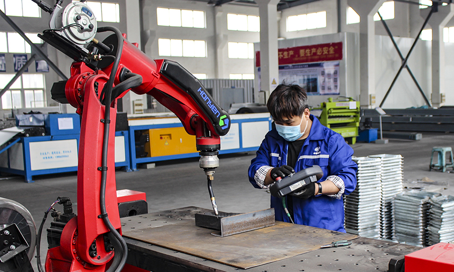 近日，隨著滿載1000多副消防水管支架的貨車從滁州汊河鎮出發駛向西安，標志著中國鐵建所屬中鐵十四局南京地鐵裝配模塊自動化生產研發基地自2019年年底成立以來，交付了第一張訂單。圖為工人調試焊接機器人程序。