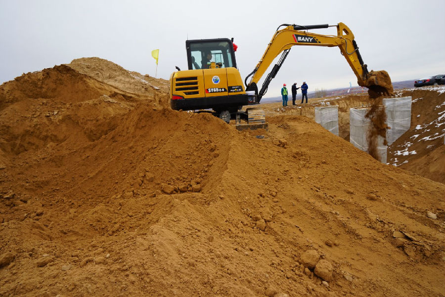 圖為山西電建的建設者正在施工，努力確保項目年內并網發電。