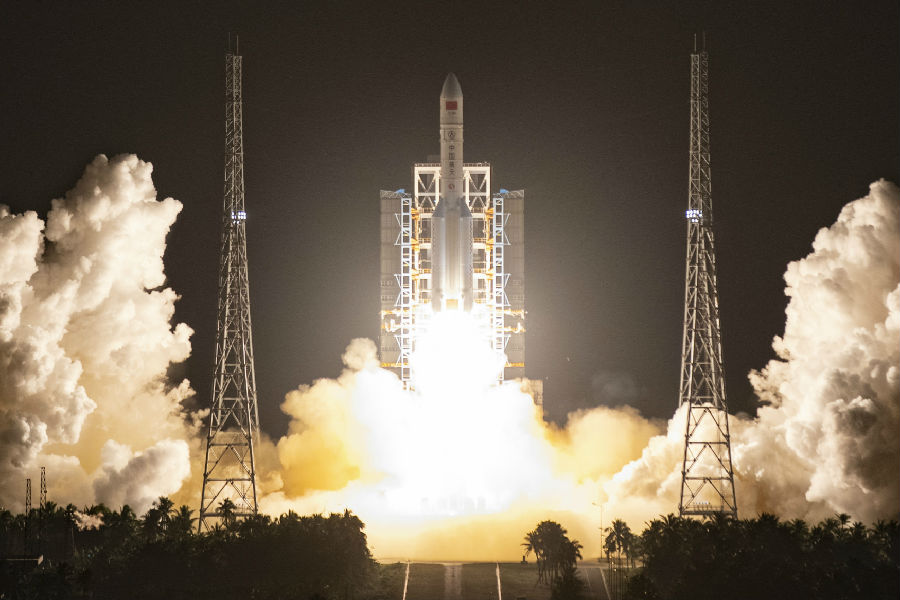 金色巨焰，映透山海。2019年12月27日20時45分，長征五號遙三運載火箭在中國文昌航天發射場點火升空，2000多秒后，與實踐二十號衛星成功分離，將衛星送入預定軌道，任務取得圓滿成功，這是長征系列運載火箭第323次發射。回首2019年，長征五號遙三運載火箭研制團隊一直堅守崗位，工作嚴謹細致，確保火箭發射萬無一失。圖為2019年12月27日，長征五號遙三運載火箭發射現場。