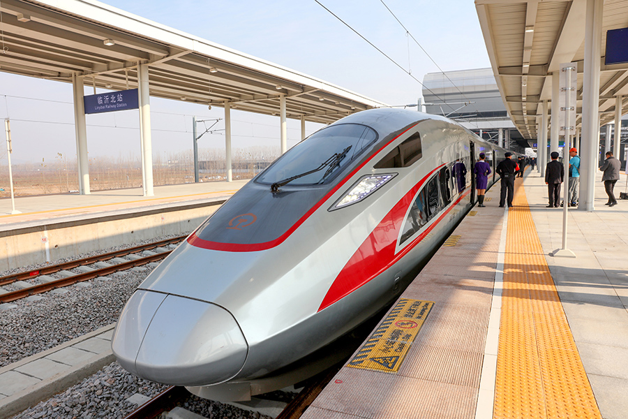 中鐵十四局承擔(dān)臨沂至曲阜段1標(biāo)工程及全線和聯(lián)絡(luò)線532公里鋪軌任務(wù)。在臨沂梁場(chǎng)，他們首次將BIM生產(chǎn)管理信息系統(tǒng)應(yīng)用于高鐵箱梁生產(chǎn)，所有人均可通過PC端或者現(xiàn)場(chǎng)電子顯示屏實(shí)時(shí)了解梁場(chǎng)最新制梁動(dòng)態(tài)，且信息可在云端永久保存，施工資料的調(diào)取移交更高效。圖為在臨沂北站等待始發(fā)的G5587次復(fù)興號(hào)列車。