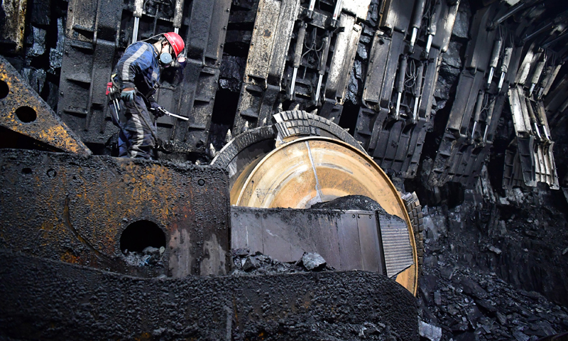 在陜北神府煤田的優質煤海下，新近投用了一批總重量超過萬噸的“鋼鐵巨獸”，用來“一口吞掉”以前需要多次分層開采的特厚煤層，實現了8米以上特厚煤層高產高效開采，提高了資源回收率。圖為11月26日，在上灣煤礦12402綜采面內，工作人員對采煤機進行檢修。（新華社記者 邵瑞 攝）