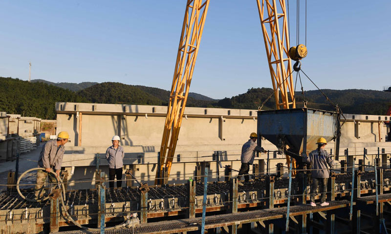 玉磨鐵路是泛亞鐵路中線昆明至曼谷的重要組成部分，正線全長(zhǎng)500多公里，設(shè)計(jì)速度為每小時(shí)160公里。圖為11月19日，施工人員在玉磨鐵路景洪制梁場(chǎng)澆筑混凝土。（新華社記者 楊宗友 攝）