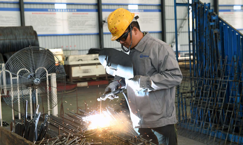 圖為11月19日，施工人員在玉磨鐵路景洪制梁場(chǎng)加工車(chē)間焊接鋼筋。（新華社記者 楊宗友 攝）