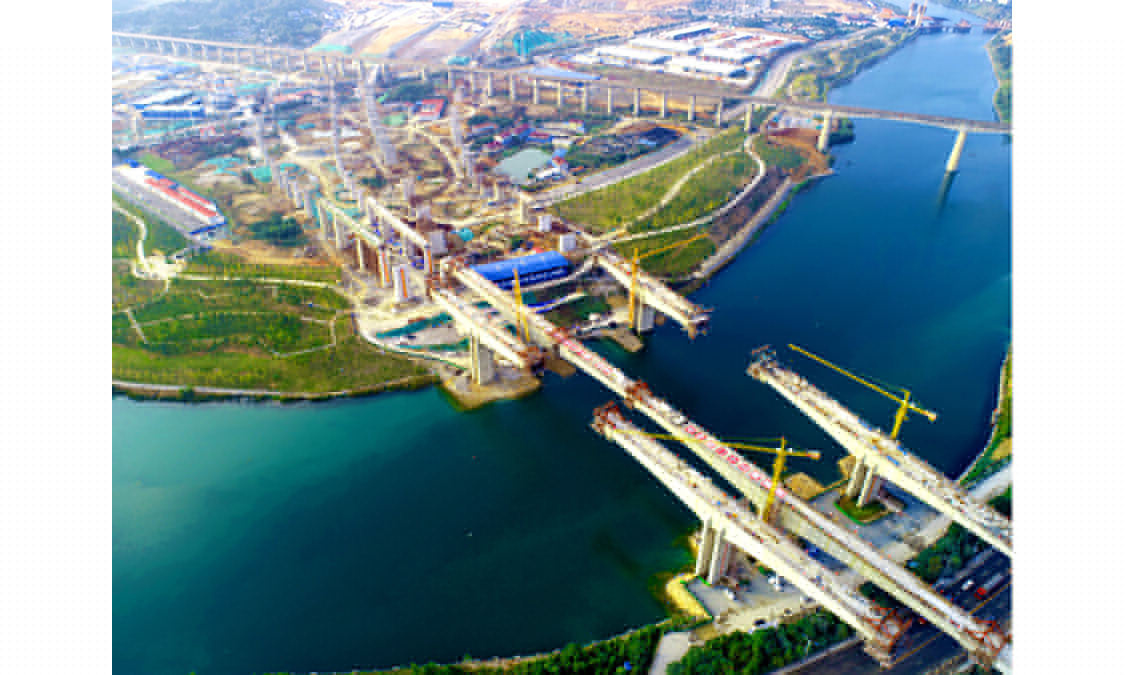 11月8日，中鐵二十五局承建的渝懷鐵路增建二線全線控制性工程——舞水灣灘特大橋3號橋順利合龍。該橋所屬的3座橋為跨度168米的連續剛構橋，需在相距不足100米的范圍內同時施工，并排跨越連續轉彎超過180度的急彎河道和多處市政道路，屬國內首次。圖為舞水灣灘特大橋3號橋完成合龍。（張晶 攝）