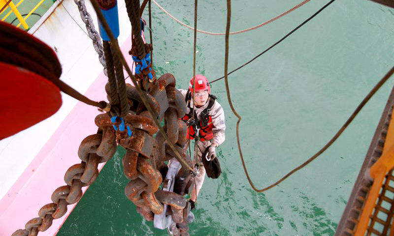 龍須鏈是鉆井平臺拖航作業關鍵設施，專業探傷檢測能夠發現龍須鏈內部裂紋隱患，保證平臺拖航安全。圖為作業現場。