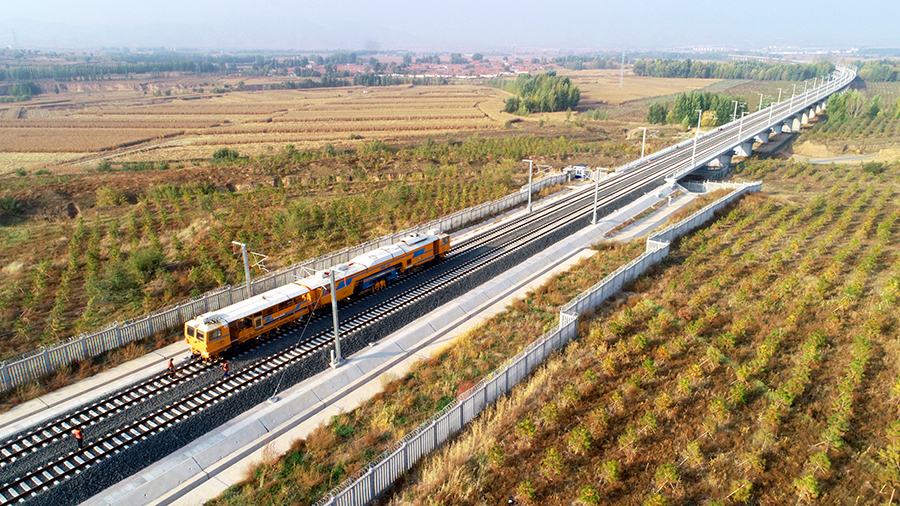 10月12日上午，由中國鐵建所屬中鐵二十局承建的北京2022年冬奧會重點配套交通基建工程——崇禮鐵路全線軌道精搗精調(diào)工程完工，為全線聯(lián)調(diào)聯(lián)試奠定了堅實基礎(chǔ)。（曲志忠 攝）