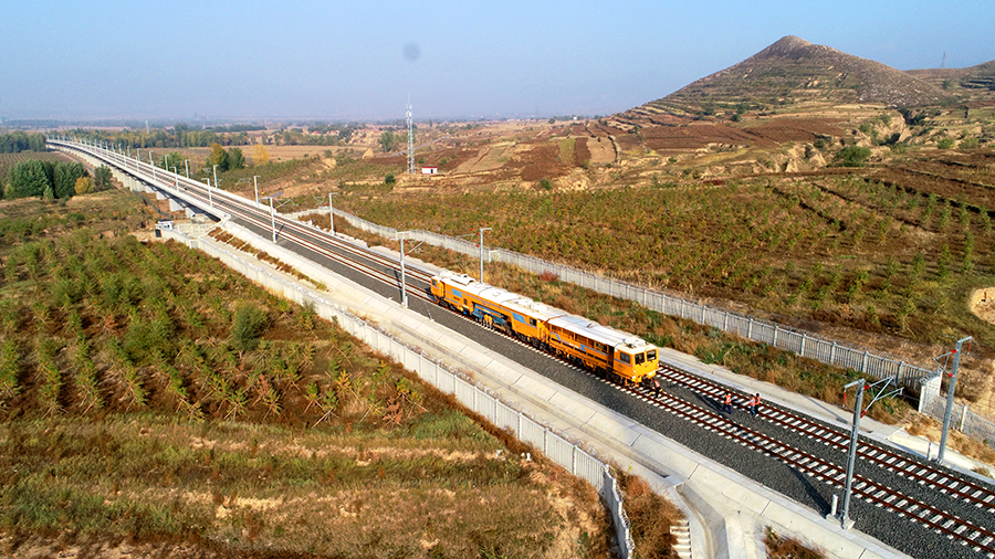 崇禮鐵路是國內(nèi)首條在大風(fēng)沙嚴(yán)寒天氣下設(shè)計時速250公里有砟軌道客運專線，建成后將與京張高鐵正線形成北京至張家口崇禮冬奧賽區(qū)最便捷客運通道，屆時從北京乘高鐵到張家口崇禮賽區(qū)看冬奧盛會僅需1小時。（曲志忠 攝）