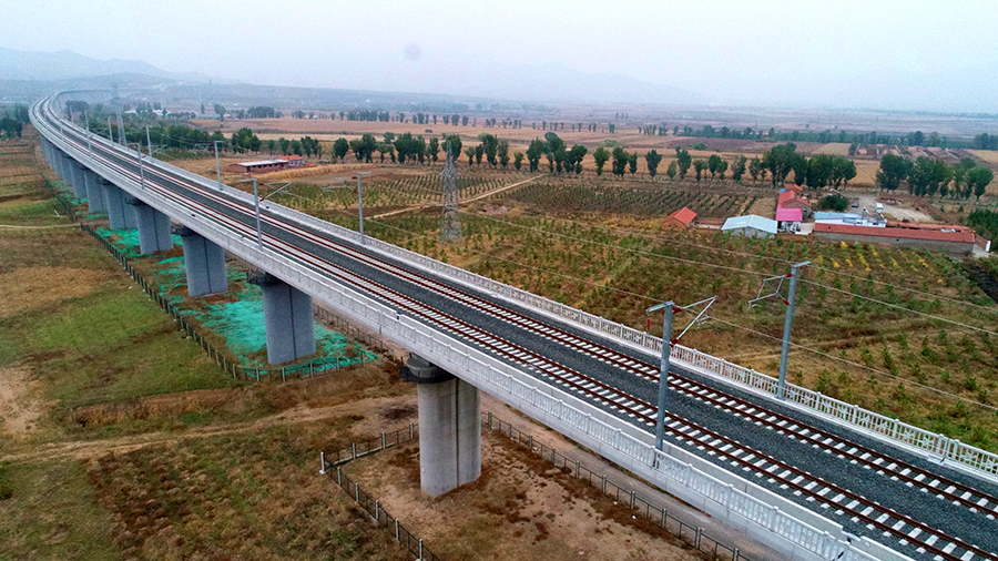 圖為軌道精調(diào)完工后大機精確搗固最后一公里有砟軌道施工現(xiàn)場。（曲志忠 攝）