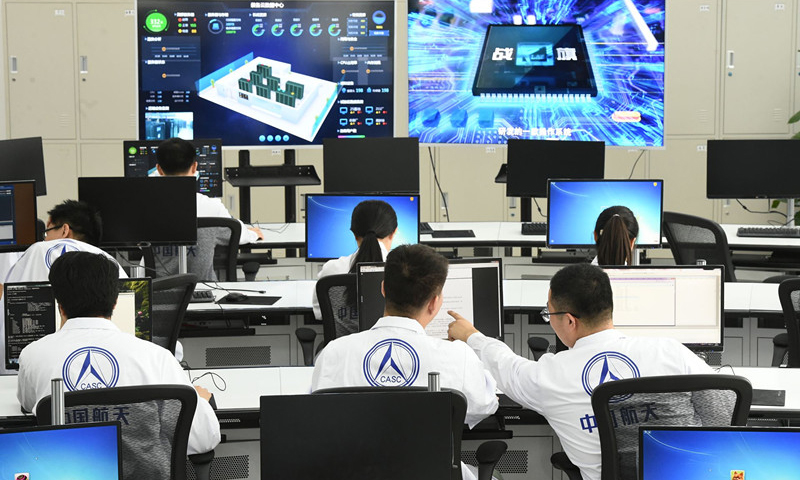 近日，航天科技一院12所建立了以平臺架構(gòu)和貨架產(chǎn)品為共享基礎(chǔ)的研發(fā)模式，同時依托基礎(chǔ)軟件研發(fā)創(chuàng)新實驗室建設(shè)，為軟件產(chǎn)品研制提供獨立、穩(wěn)定、專業(yè)的軟件產(chǎn)品開發(fā)及調(diào)試驗證環(huán)境。目前，已有多型自主可控核心軟件產(chǎn)品誕生于該所基礎(chǔ)軟件研發(fā)創(chuàng)新實驗室，為我國運載火箭軟件產(chǎn)品研制提供支撐，實現(xiàn)軟件產(chǎn)品研發(fā)“準確、快速、低成本、高質(zhì)量”。圖為航天科技一院12所基礎(chǔ)軟件研發(fā)創(chuàng)新實驗室。