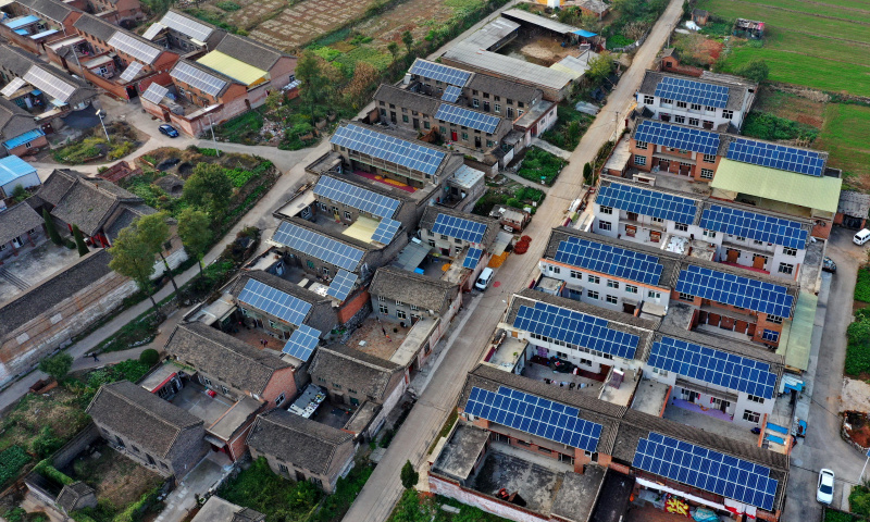 圖為10月12日無人機(jī)拍攝的山西省晉城市澤州縣金村鎮(zhèn)金村的屋頂光伏電站。（新華社記者 曹陽 攝）