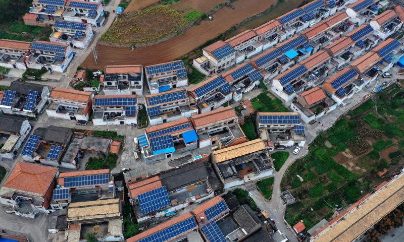 圖為10月13日無人機(jī)拍攝的山西省晉城市陵川縣河北鎮(zhèn)河北村的屋頂光伏電站。（新華社記者 曹陽 攝）