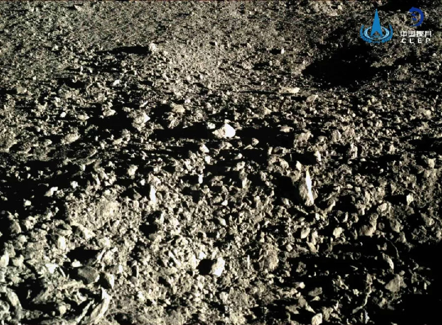 嫦娥四號著陸器完成第十月晝的科學(xué)探測工作，于10月5日19時30分進(jìn)入第十月夜。第十月晝工作期間，著陸器工況正常，能量平衡，有效載荷月球中子及輻射劑量探測儀、低頻射電譜儀按計劃開展有效探測工作，地面接收科學(xué)探測數(shù)據(jù)正常。“玉兔二號”巡視器于10月5日15時43分完成月夜設(shè)置，進(jìn)入休眠。第十月晝期間，巡視器根據(jù)整體規(guī)劃進(jìn)行移動，目前累計行走289.769米。