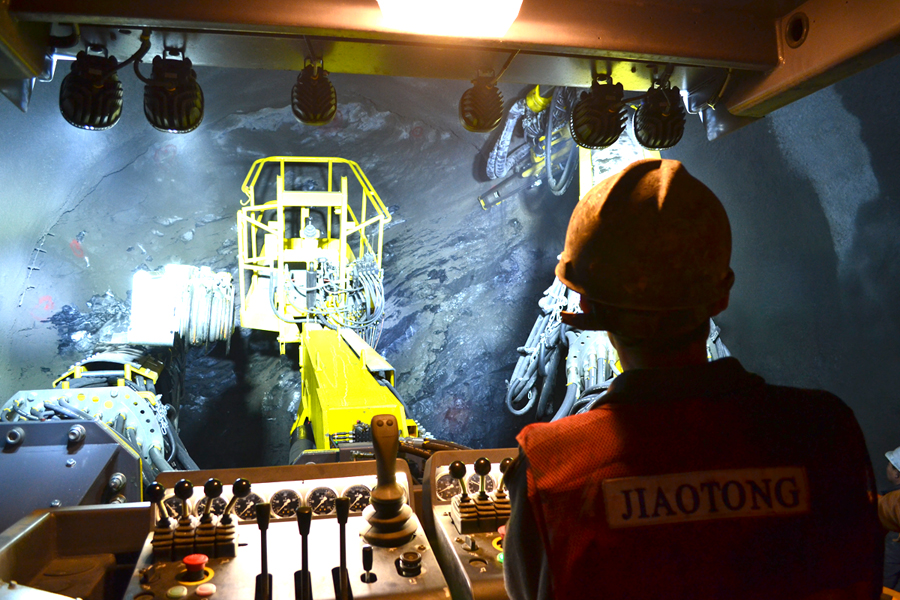 全體建設(shè)者以打造中國鐵路貨運示范線為目標(biāo)，全面開展建設(shè)管理、工程技術(shù)、質(zhì)量安全、合同投資創(chuàng)新與實踐，創(chuàng)新施工工法119項，取得專利165項，榮獲科技獎60項，科研立項85項；研發(fā)使用世界首臺大斷面異形土壓平衡盾構(gòu)機(jī)，在三門峽黃河公鐵兩用大橋、洞庭湖特大橋上創(chuàng)新應(yīng)用多項橋梁技術(shù)，彰顯了我國鐵路建設(shè)自主創(chuàng)新綜合實力。圖為中鐵十九局鑿巖臺車在九嶺山隧道掘進(jìn)。（張振宇 攝）