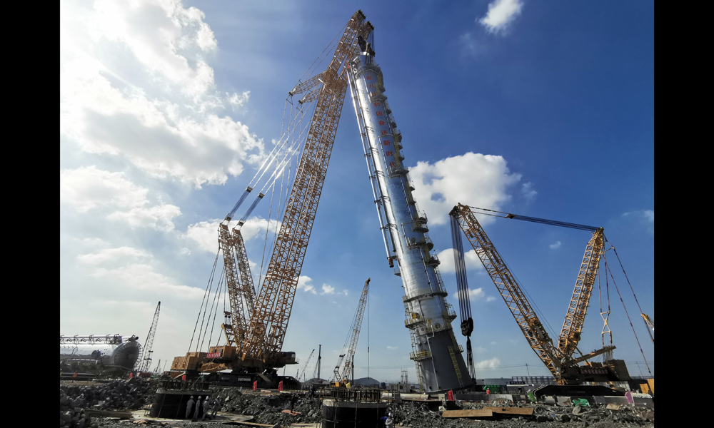 1#丙烯精餾塔作為乙烯項(xiàng)目標(biāo)志設(shè)備“三塔”之一，是乙烯裝置的關(guān)鍵設(shè)備，用于分離丙烯與丙烷。圖為吊裝現(xiàn)場(chǎng)。