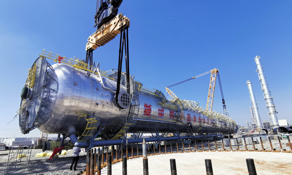9月24日，中國(guó)化學(xué)工程承建的140萬噸/年乙烯項(xiàng)目1#丙烯塔成功吊裝就位，標(biāo)志著浙江石化4000萬噸/年煉化一體化項(xiàng)目二期工程3#乙烯項(xiàng)目安裝拉開序幕。圖為吊裝現(xiàn)場(chǎng)。