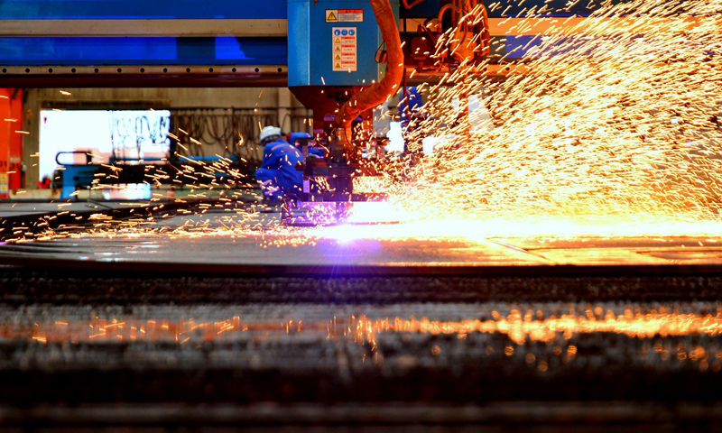 近日，中國海油所屬海洋石油工程股份有限公司建造事業部青島場地生產全面“換擋提速”，各項目的生產建造工作正按計劃全力推進。圖為企鵝項目大型不銹鋼工藝管道預制現場，一名焊工正在緊張地進行焊接作業。